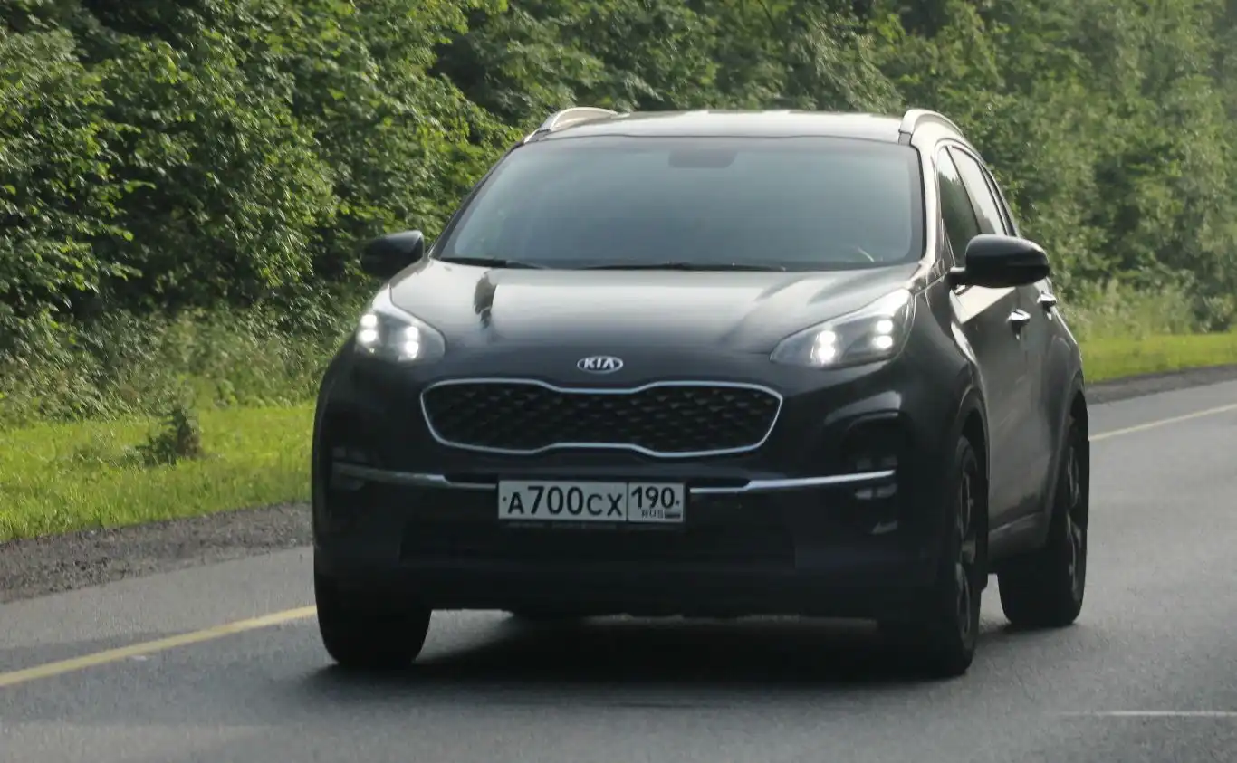Фото автомобиля KIA SPORTAGE, 2019 — госномер А777ОН50. Цвет: СЕРЫЙ