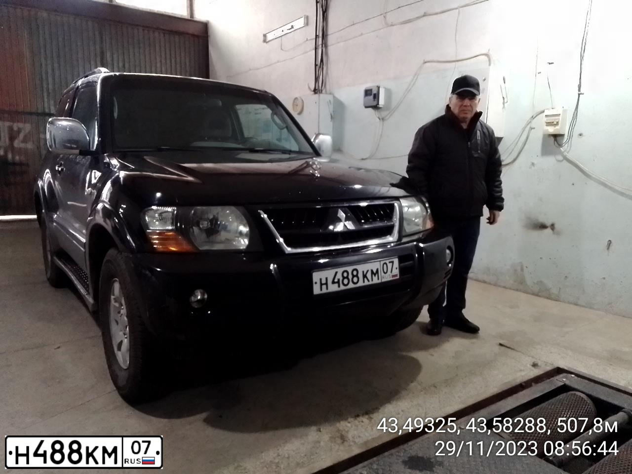 Фото автомобиля MITSUBISHI PAJERO, 2006 — госномер Н488КМ07. Цвет: ЧЕРНЫЙ