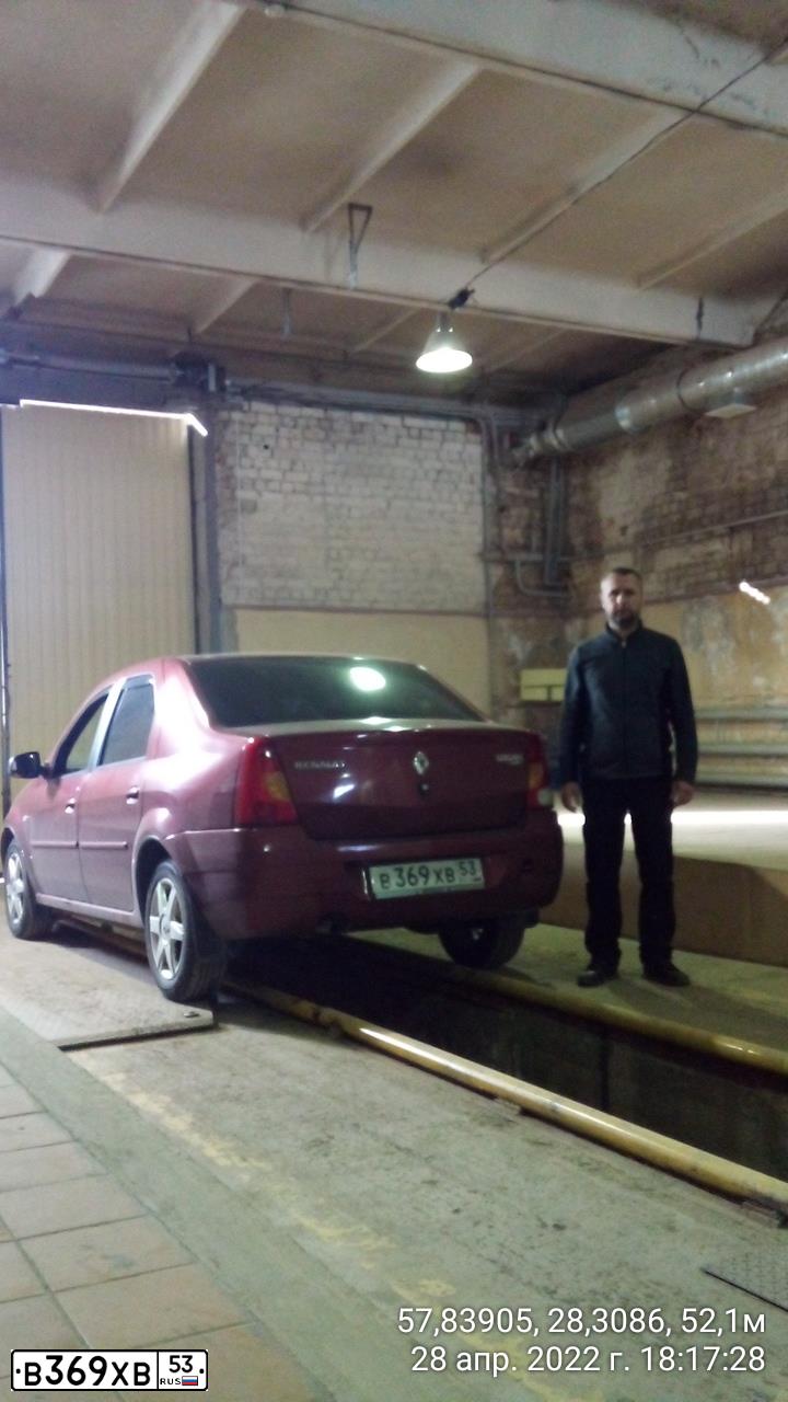 Фото автомобиля RENAULT LOGAN, 2008 — госномер В369ХВ53. Цвет: Красный