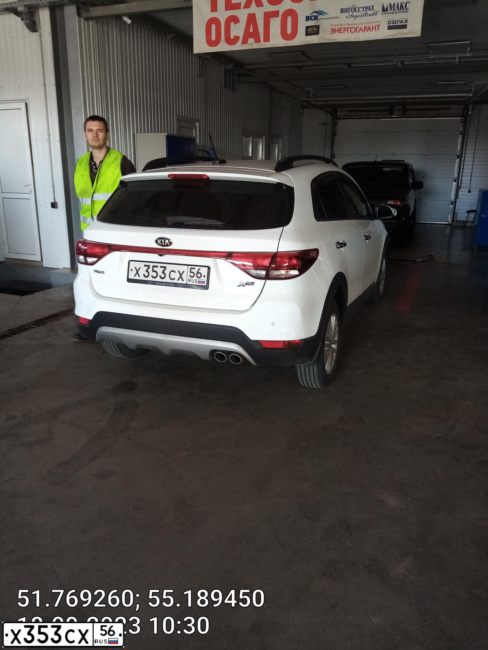 Фото автомобиля KIA RIO, 2019 — госномер Е105ОР156. Цвет: БЕЛЫЙ