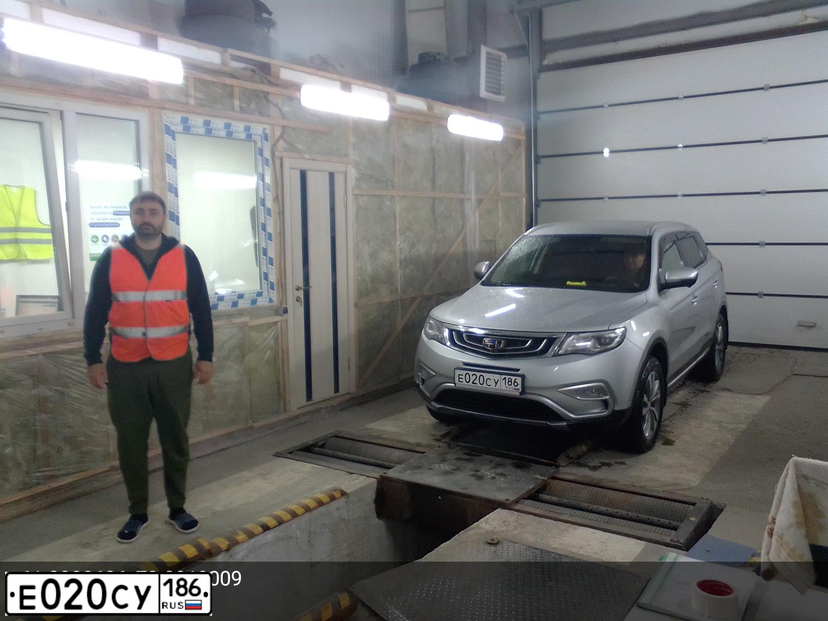 Фото автомобиля GEELY ATLAS, 2021 — госномер Е255УО186. Цвет: СЕРЫЙ