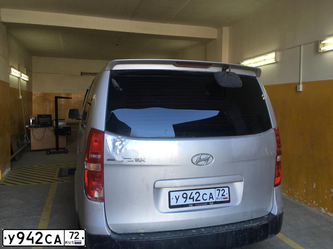 Фото автомобиля HYUNDAI GRAND STAREX, 2007 — госномер У942СА72. Цвет: СЕРЫЙ