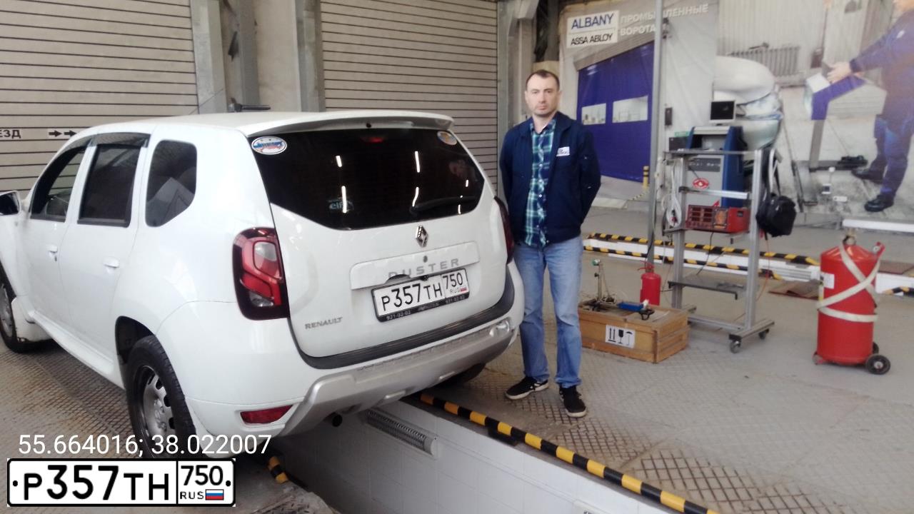 Фото автомобиля RENAULT DUSTER, 2019 — госномер Р357ТН750. Цвет: Белый