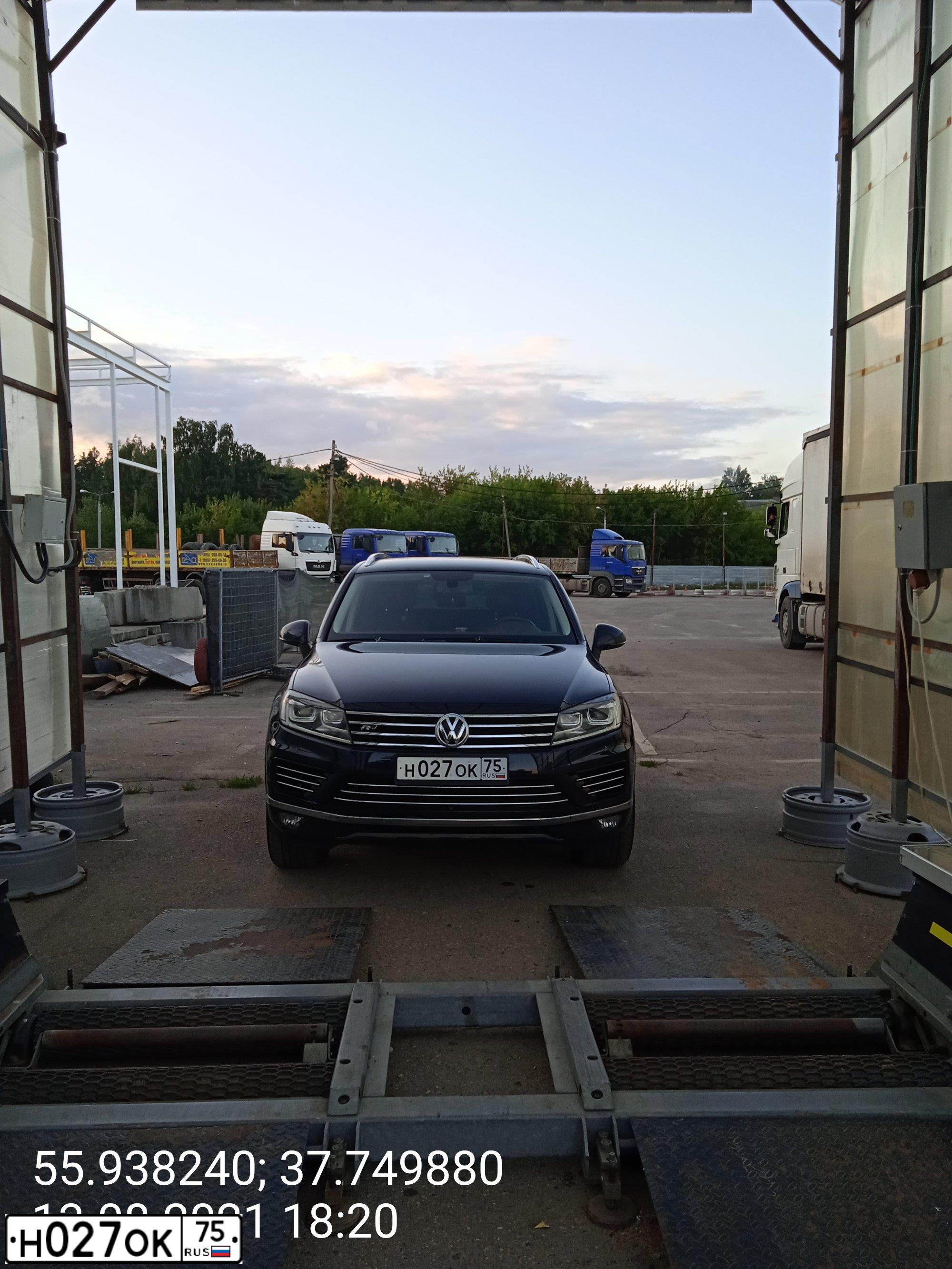 Фото автомобиля VOLKSWAGEN TOUAREG, 2016 — госномер Н027ОК75. Цвет: ТЕМНО-СИНИЙ