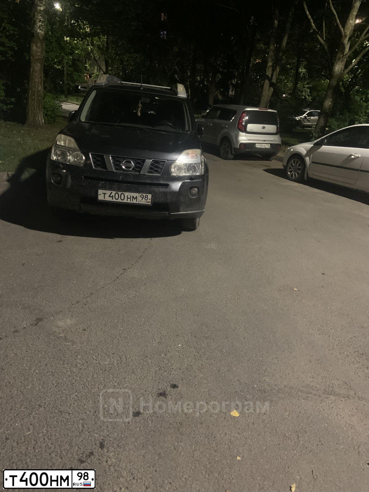 Фото автомобиля NISSAN X-TRAIL, 2008 — госномер Т400НМ98. Цвет: ЧЕРНЫЙ
