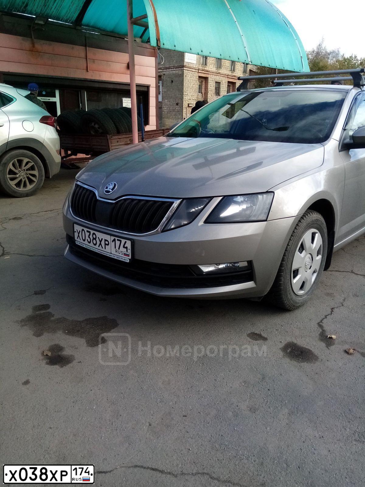 Фото автомобиля SKODA OCTAVIA, 2018 — госномер Х038ХР174. Цвет: БЕЖЕВЫЙ