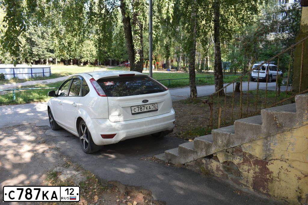 Фото автомобиля FORD FOCUS, 2010 — госномер С787КА12. Цвет: Белый