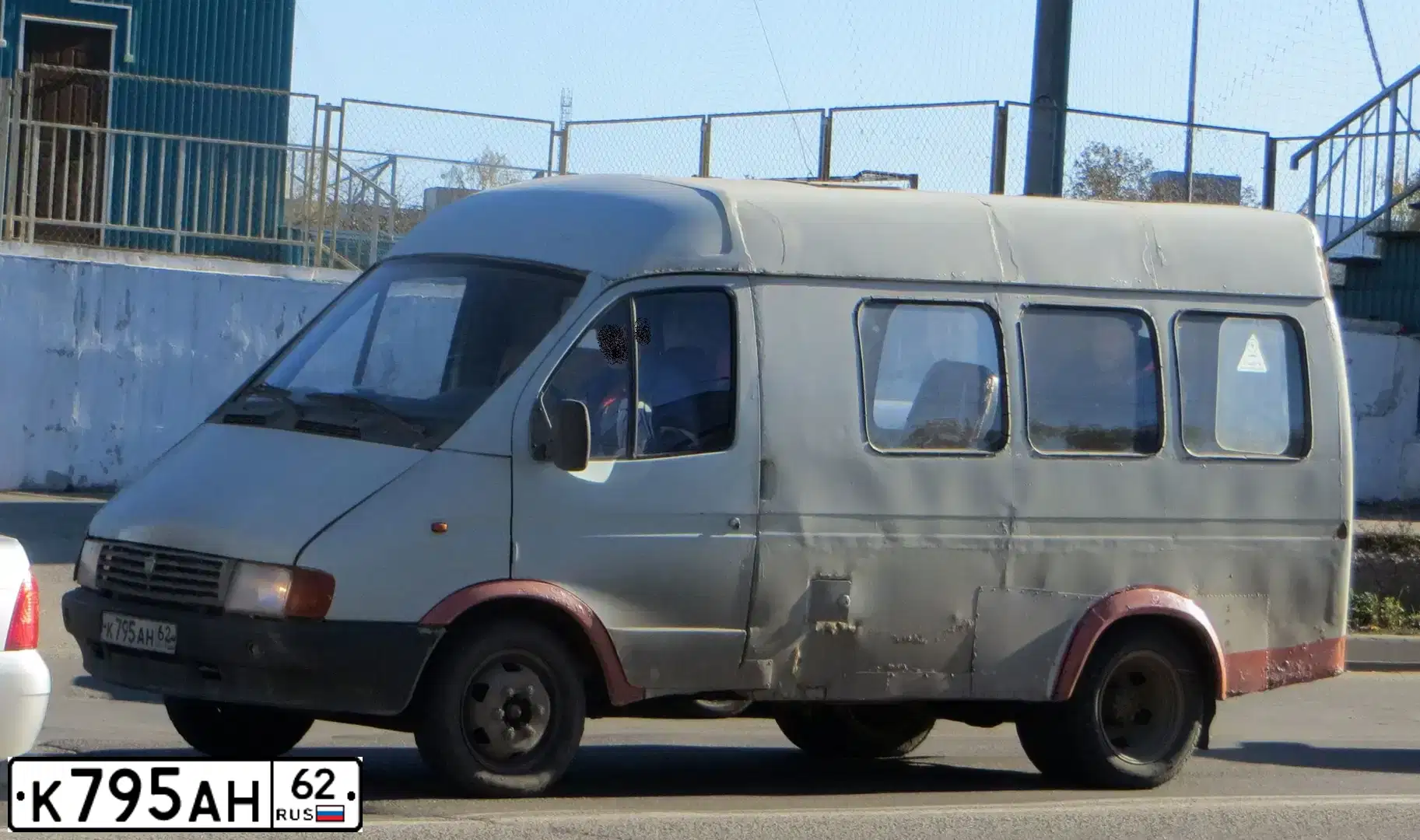 Фото автомобиля GAZ Z 3302 GAZEL, 1996 — госномер К795АН62. Цвет: СВЕТЛО-СЕРЫЙ