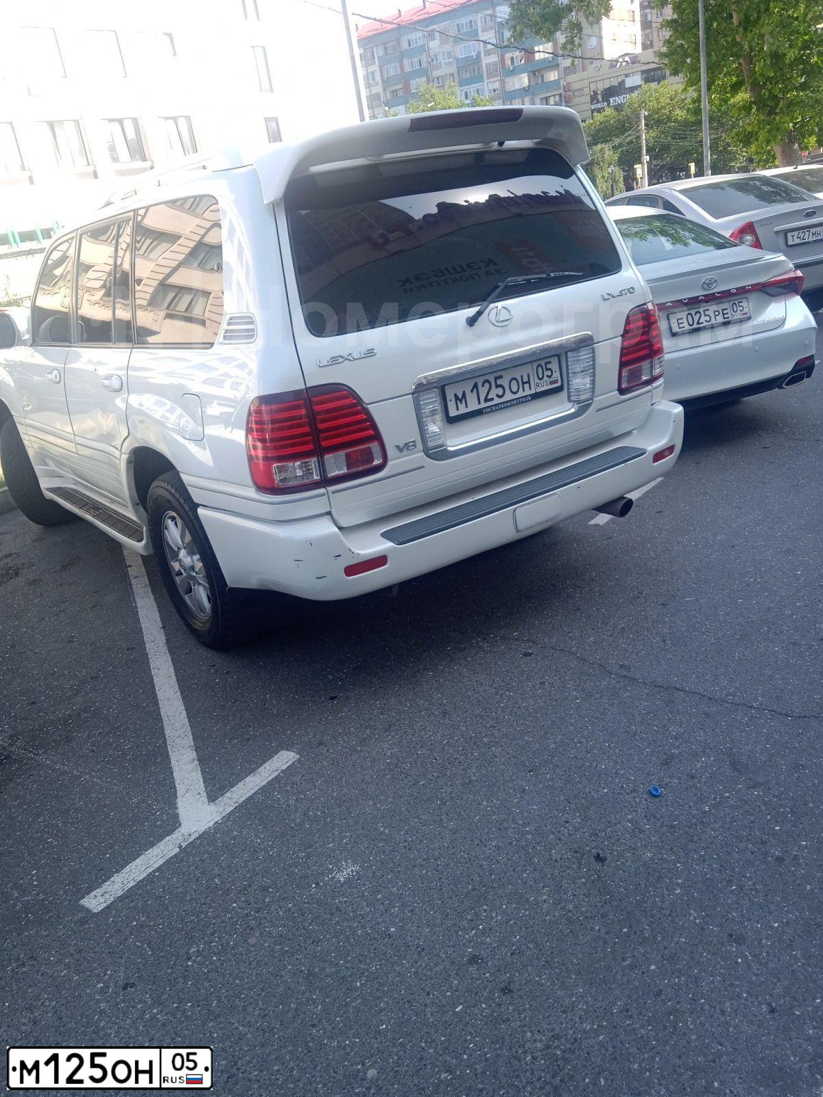 Фото автомобиля LEXUS LX, 2004 — госномер М125ОН05. Цвет: БЕЛЫЙ|ПЕРЛАМУТРОВЫЙ