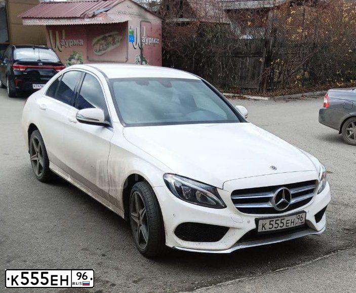 Фото автомобиля MERCEDES C-KLASSE, 2017 — госномер К555ЕН96. Цвет: Белый