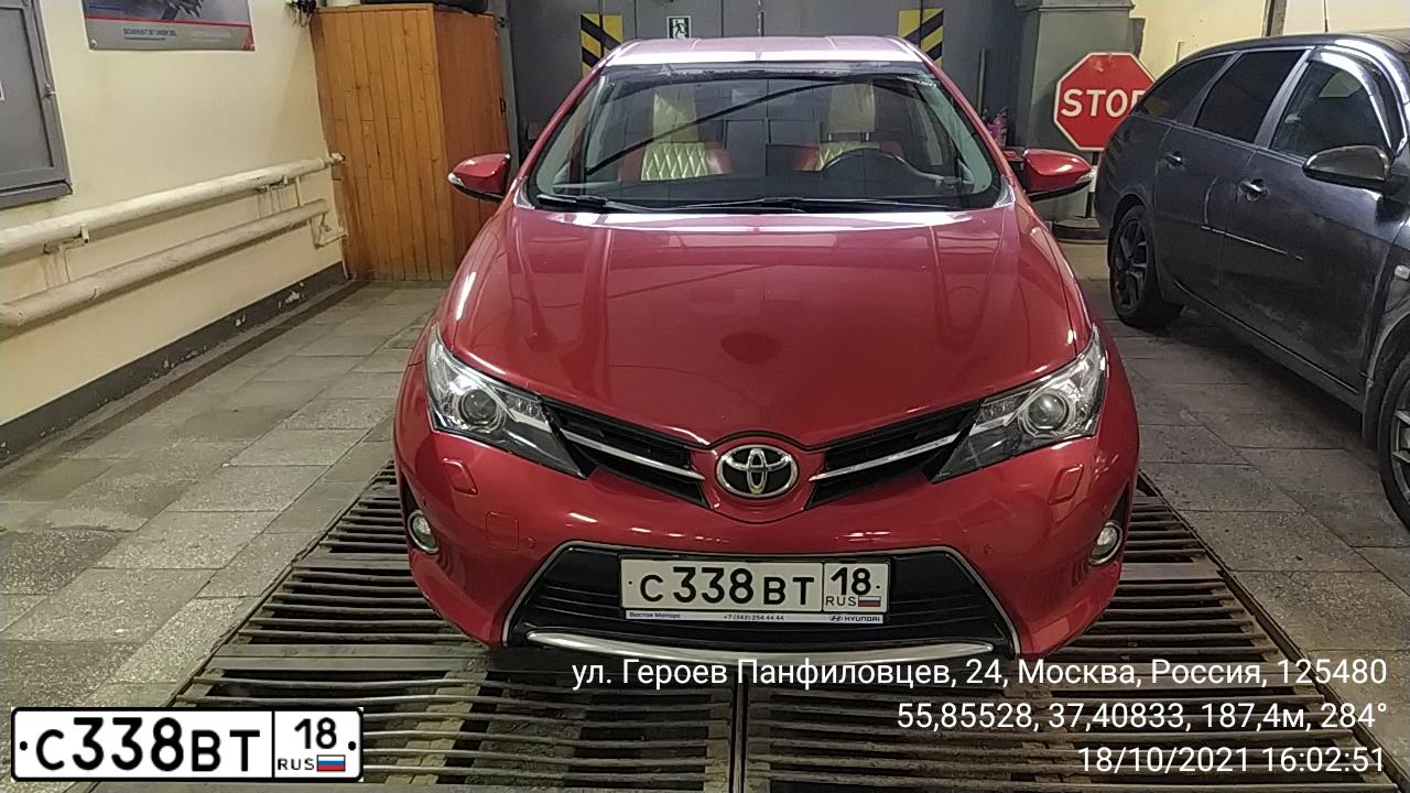 Фото автомобиля TOYOTA Auris, 2013 — госномер С338ВТ18