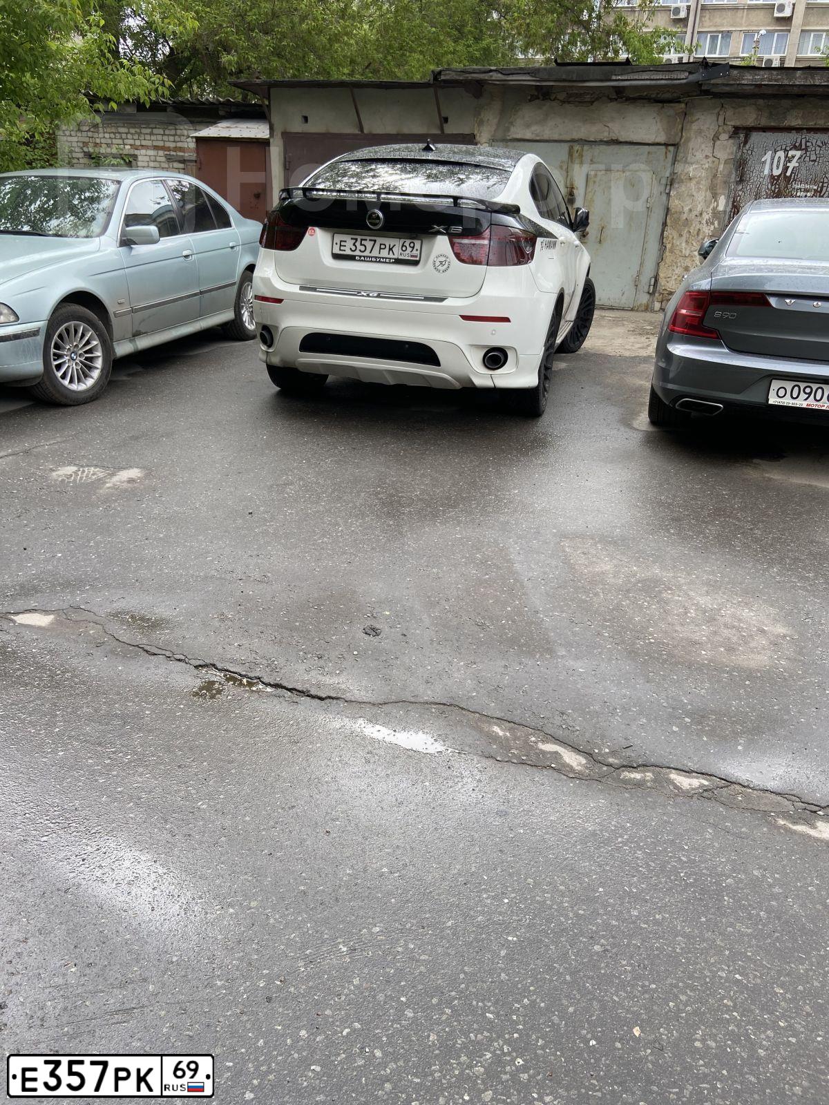 Фото автомобиля BMW X6, 2008 — госномер Е357РК69. Цвет: ЧЕРНО-БЕЛЫЙ