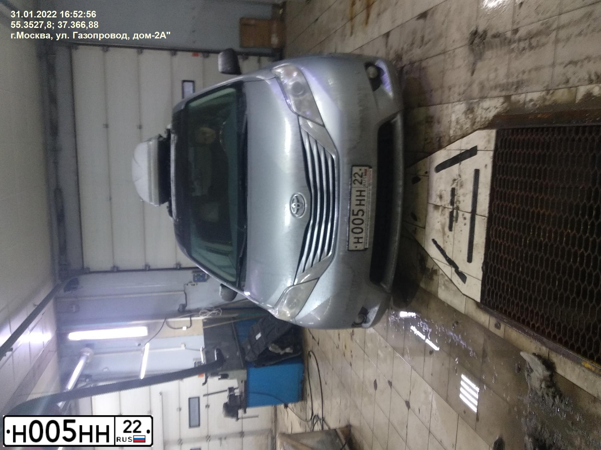 Фото автомобиля TOYOTA SIENNA, 2010 — госномер Н005НН22. Цвет: Серебристый