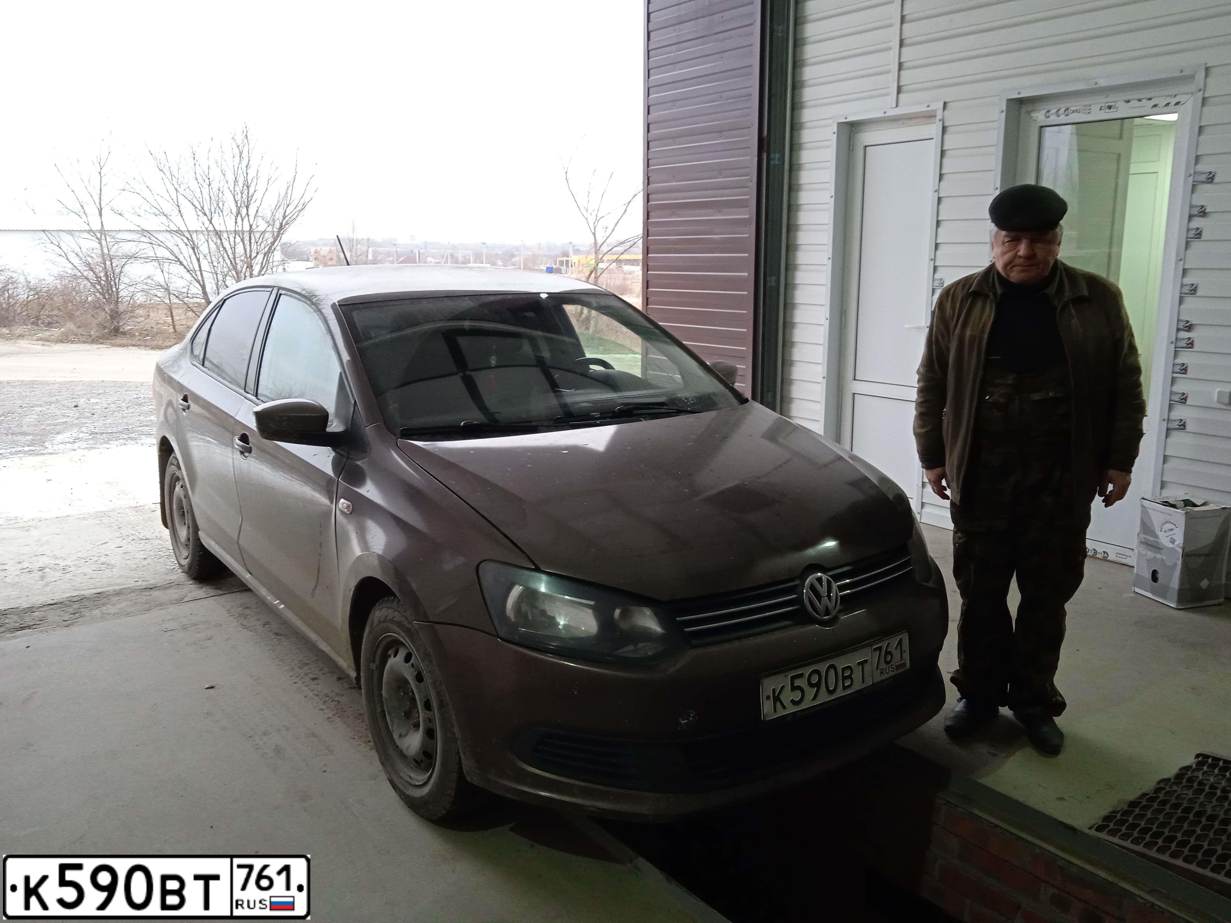 Фото автомобиля VOLKSWAGEN POLO, 2015 — госномер К433ОУ147. Цвет: Коричневый