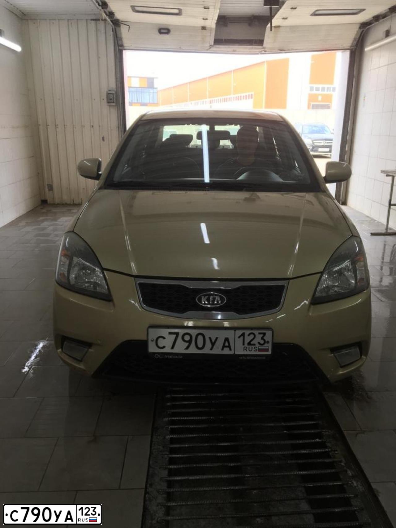 Фото автомобиля KIA RIO, 2010 — госномер С790УА123. Цвет: БЕЖЕВЫЙ