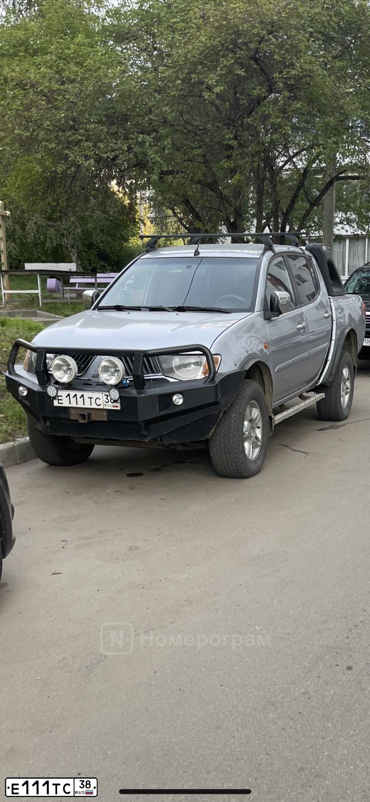 Фото автомобиля MITSUBISHI L 200, 2008 — госномер Е111ТС38. Цвет: СЕРЕБРИСТЫЙ