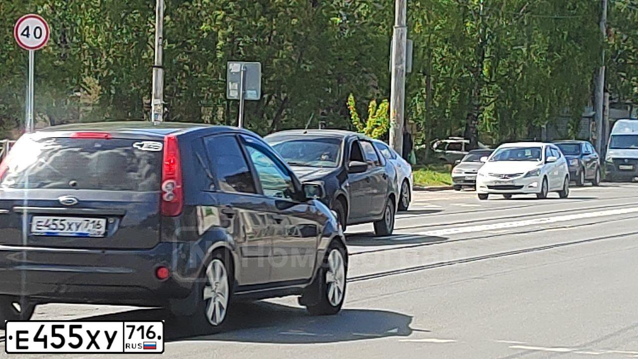 Фото автомобиля FORD FIESTA / ASPIRE, 2006 — госномер Е455ХУ716. Цвет: ТЕМНО-СЕРЫЙ