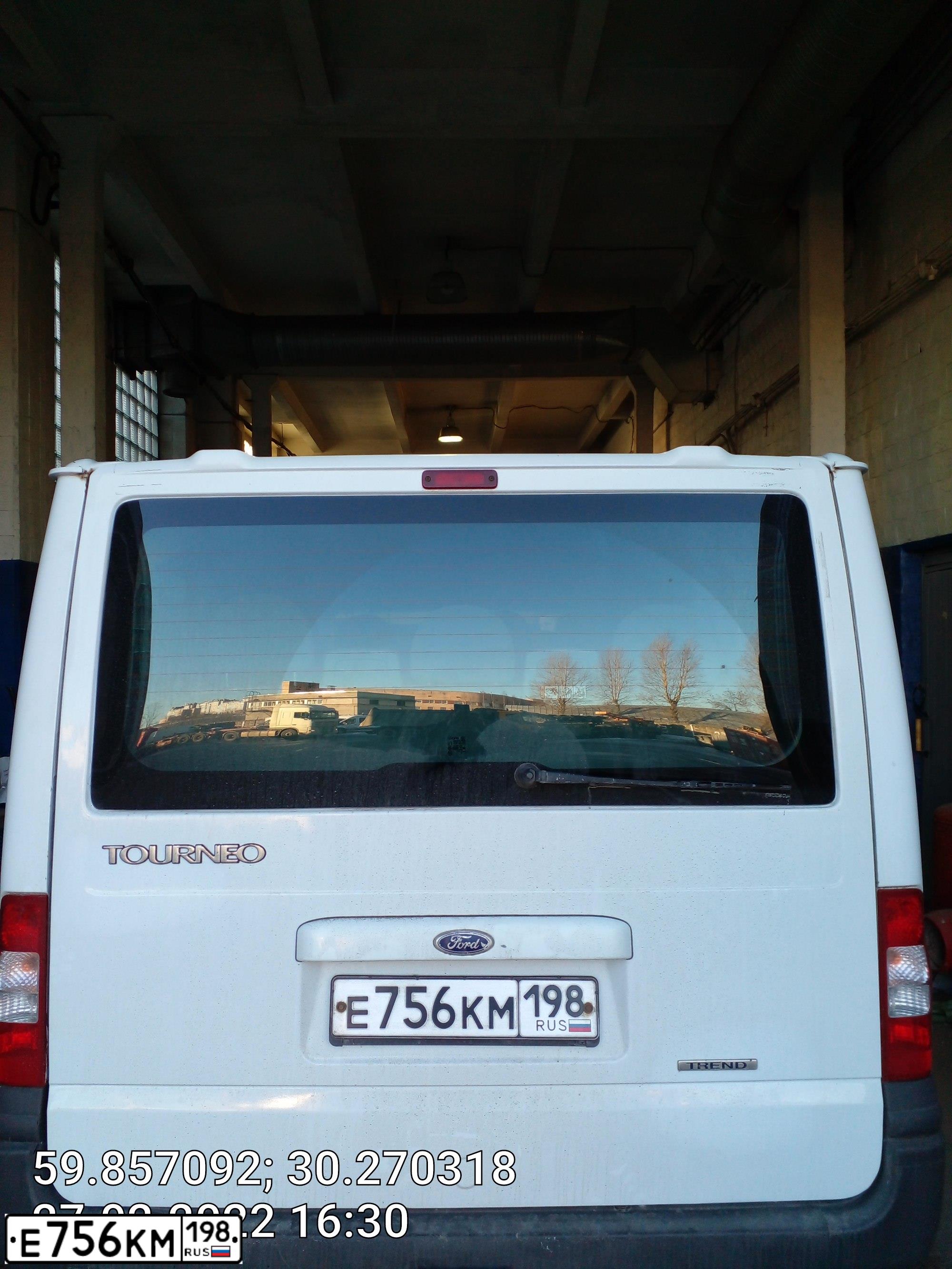 Фото автомобиля FORD TOURNEO CUSTOM, 2012 — госномер Е756КМ198. Цвет: Белый