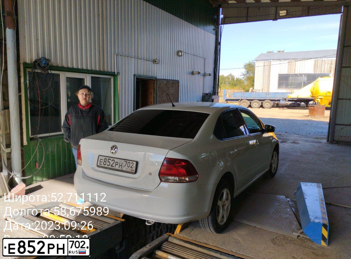 Фото автомобиля VOLKSWAGEN POLO, 2013 — госномер Е852РН702. Цвет: Белый