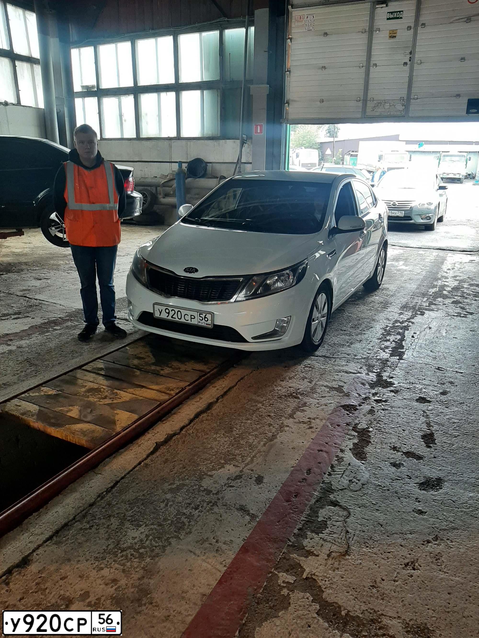 Фото автомобиля KIA RIO, 2014 — госномер У920СР56. Цвет: Белый