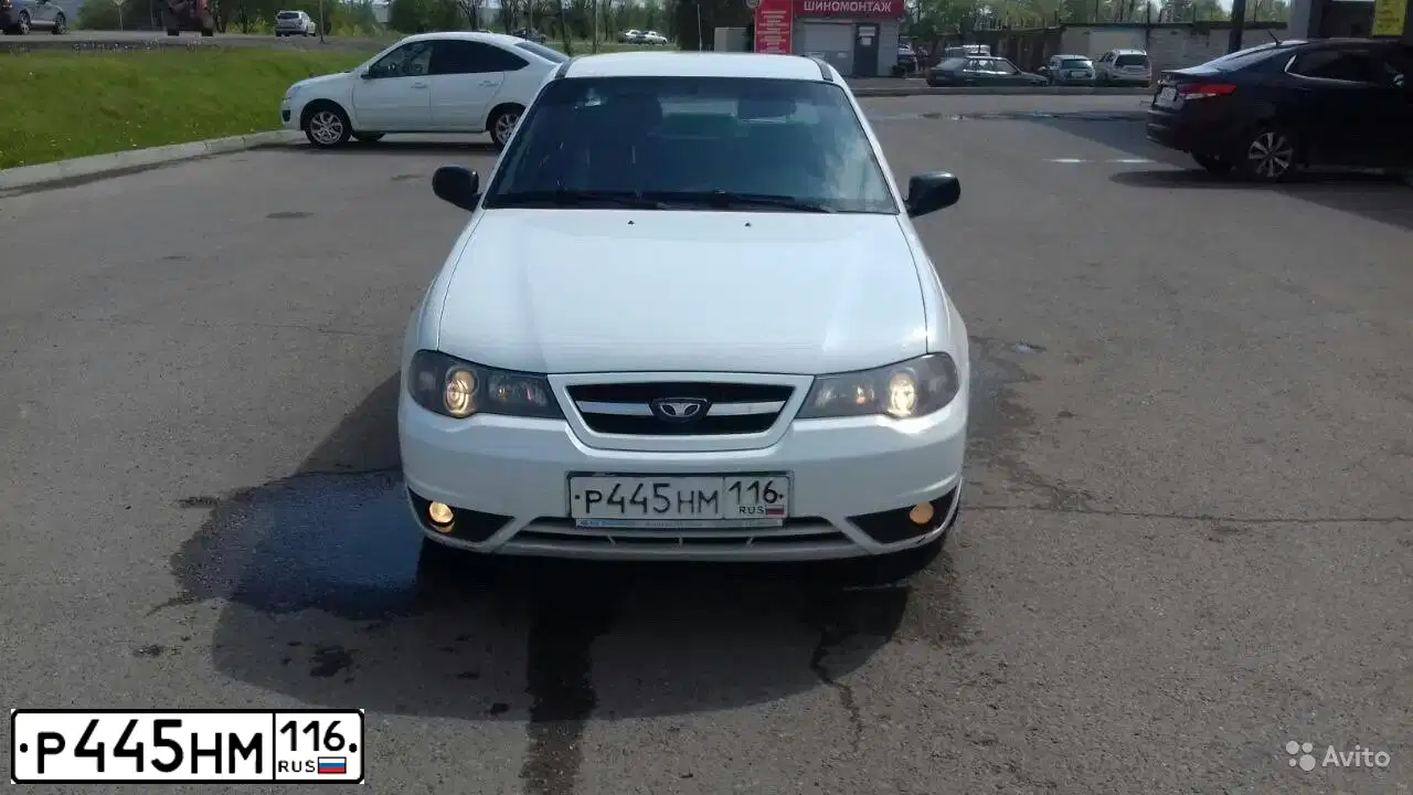 Фото автомобиля DAEWOO  NEXIA, 2012 — госномер А382ЕС977. Цвет: БЕЛО-ДЫМЧАТЫЙ