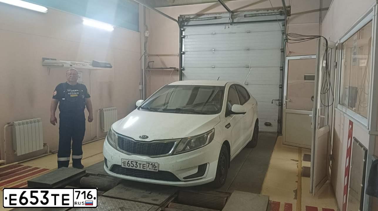 Фото автомобиля KIA RIO, 2013 — госномер Х090ВХ116. Цвет: Белый