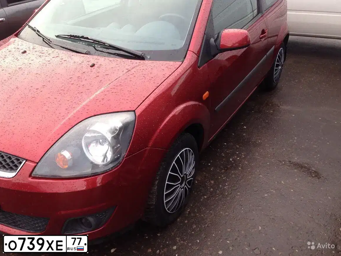 Фото автомобиля FORD FIESTA / ASPIRE, 2007 — госномер О005АК199. Цвет: КРАСНЫЙ ТЕМНЫЙ