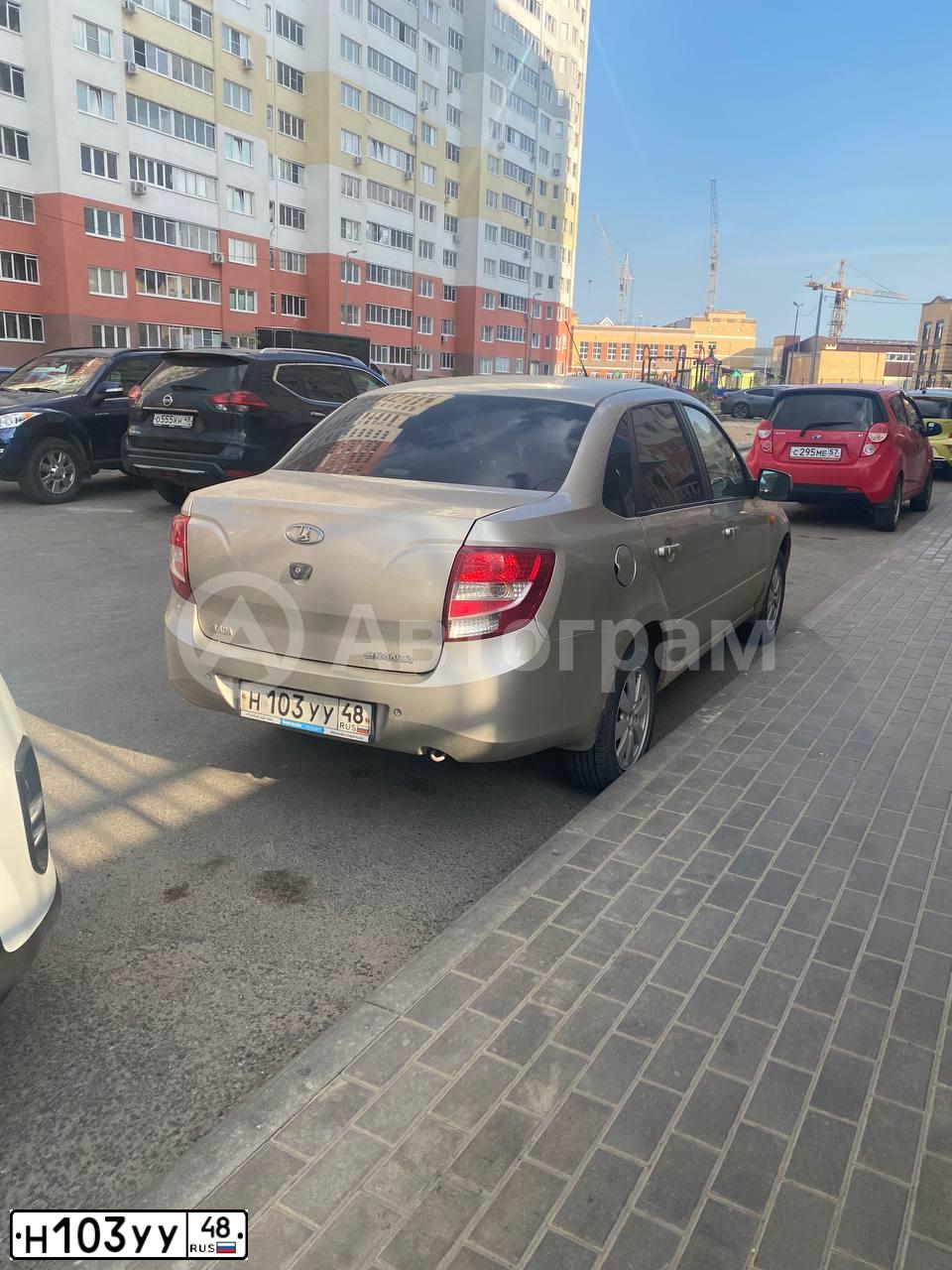 Фото автомобиля LADA 2190 GRANTA, 2013 — госномер У833РМ48. Цвет: БЕЖЕВЫЙ