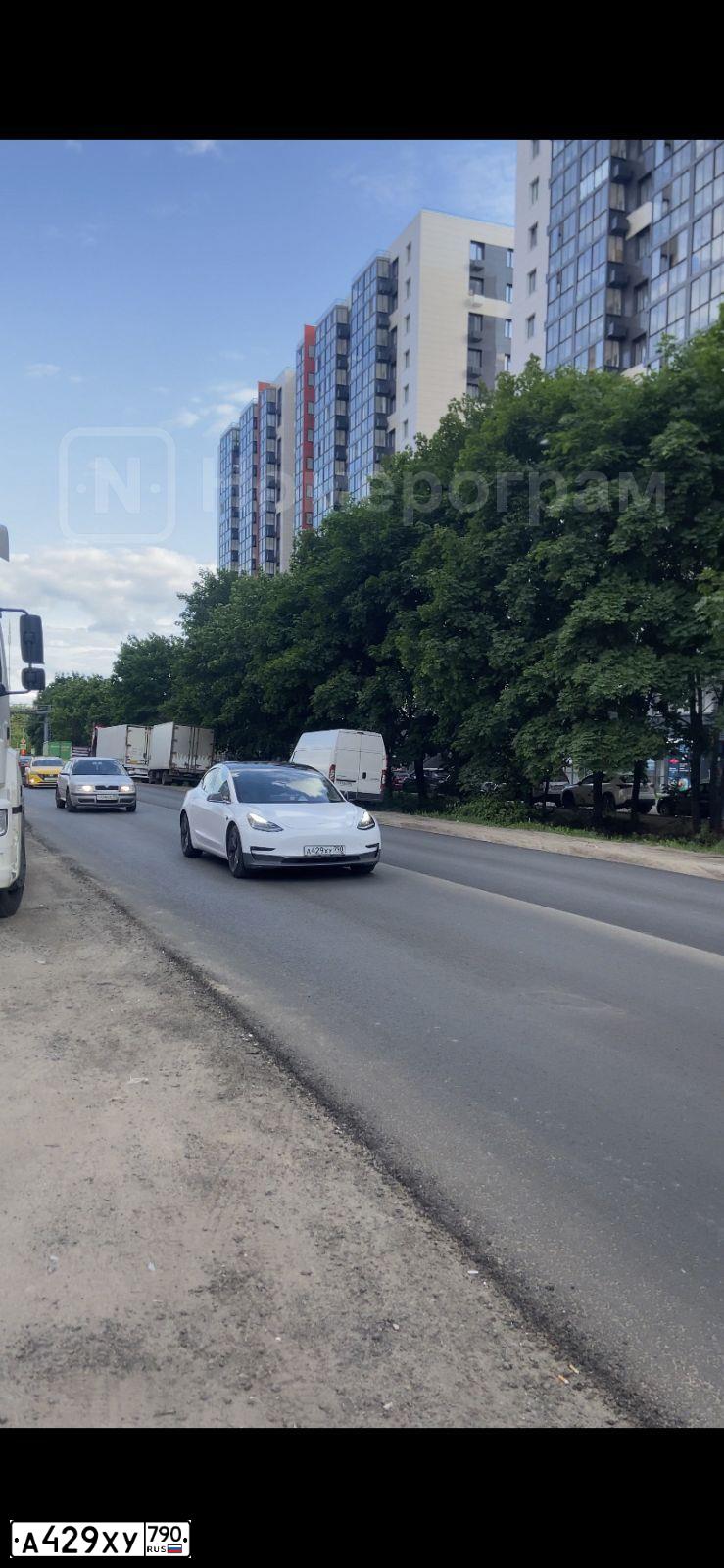 Фото автомобиля TESLA MODEL 3, 2019 — госномер С103СР790. Цвет: БЕЛЫЙ
