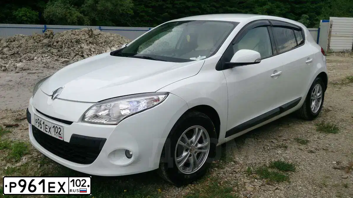 Фото автомобиля RENAULT MEGANE, 2010 — госномер Н102СЕ102. Цвет: БЕЛЫЙ