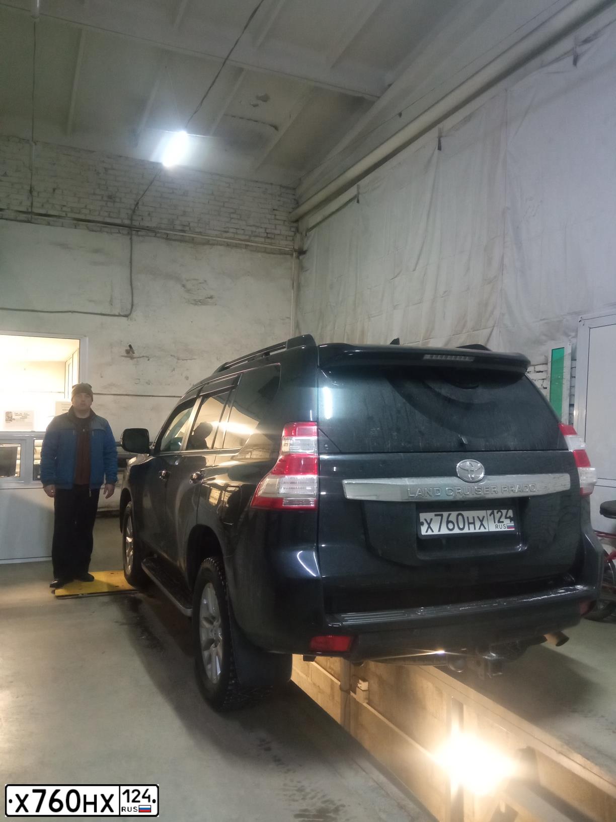Фото автомобиля TOYOTA LAND CRUISER 150, 2017 — госномер М121ТВ124. Цвет: ЧЕРНЫЙ