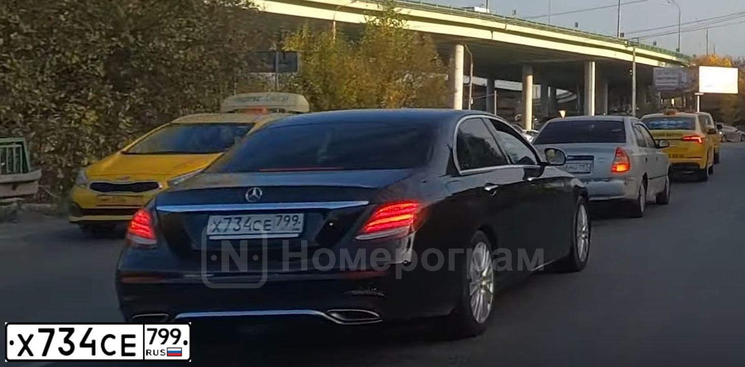 Фото автомобиля MERCEDES E-KLASSE, 2016 — госномер Р100КО46. Цвет: ЧЕРНЫЙ