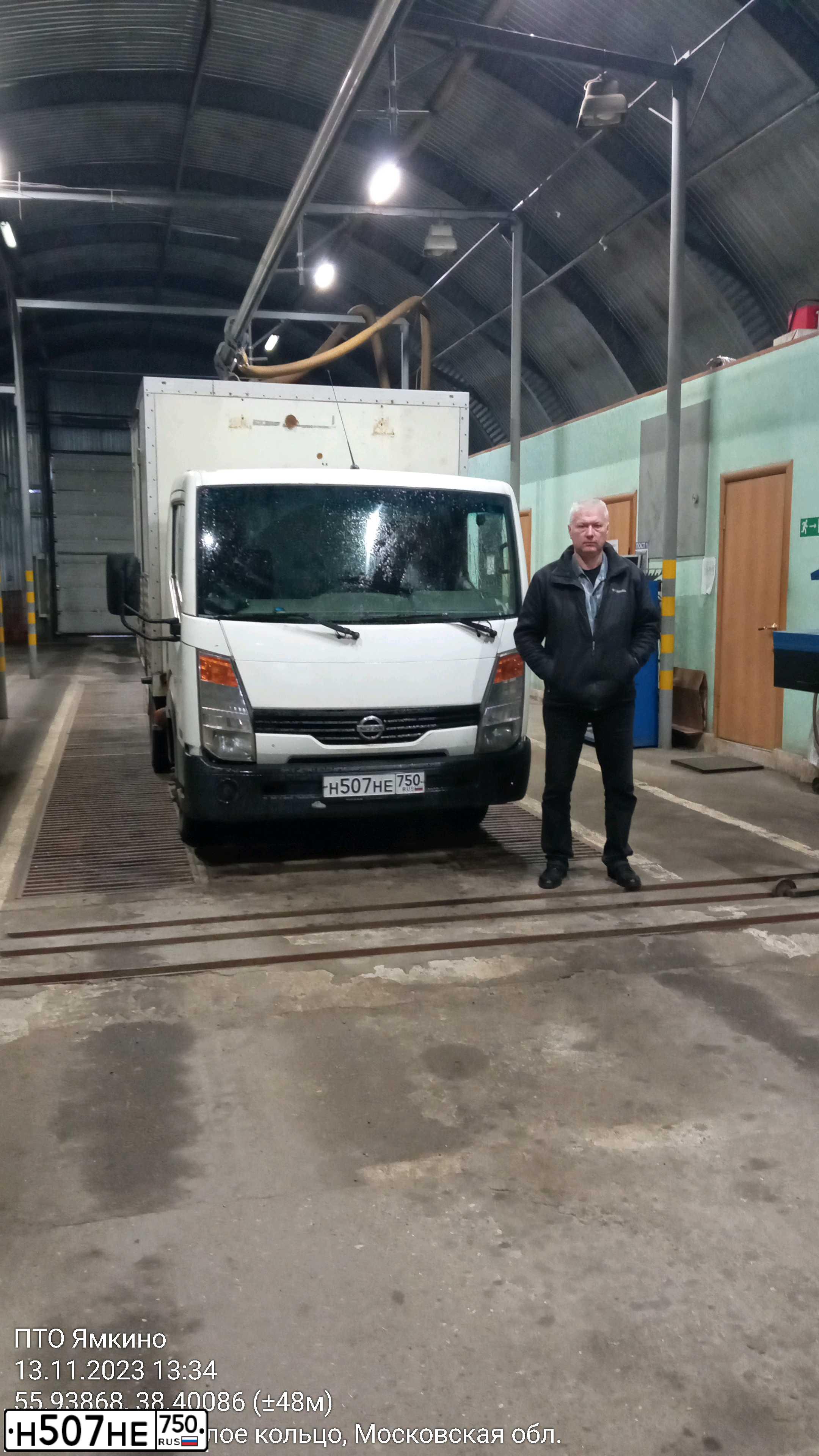 Фото автомобиля NISSAN CABSTAR, 2011 — госномер Н138СР190. Цвет: Белый