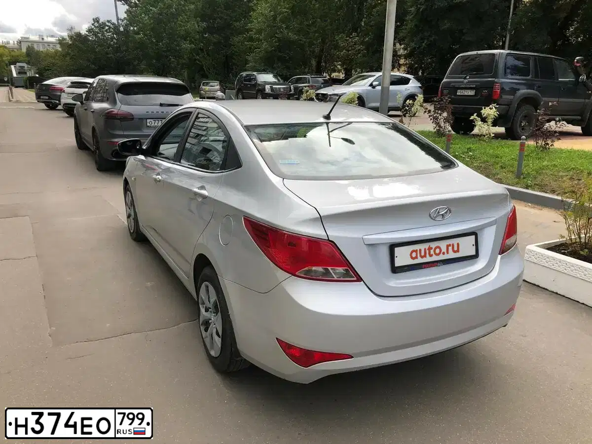Фото автомобиля HYUNDAI SOLARIS, 2016 — госномер У411МТ30. Цвет: Серебристый