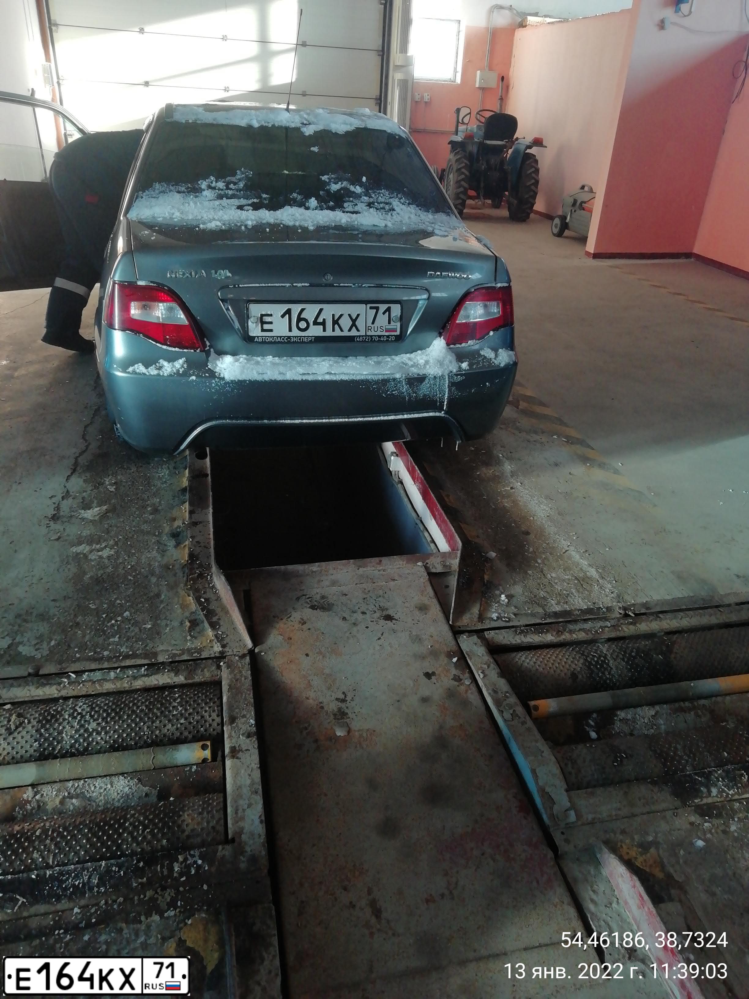 Фото автомобиля DAEWOO O NEXIA, 2012 — госномер Е164КХ71. Цвет: СВЕТЛО-СЕРЫЙ
