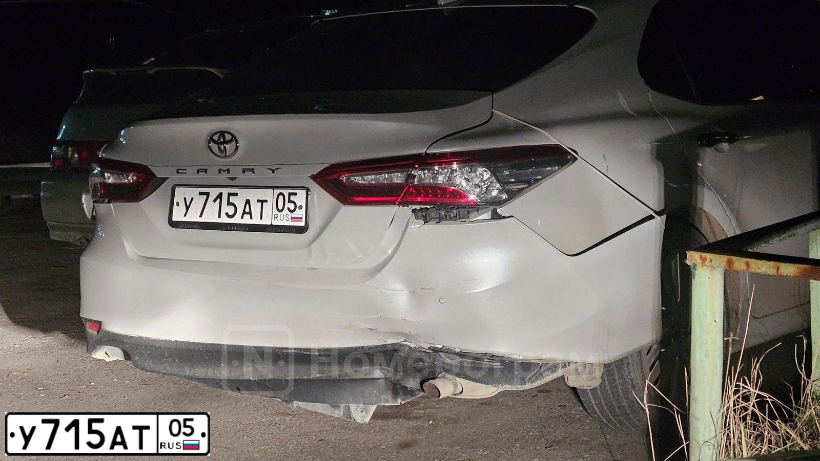 Фото автомобиля TOYOTA CAMRY, 2019 — госномер У715АТ05. Цвет: БЕЛЫЙ ПЕРЛАМУТР