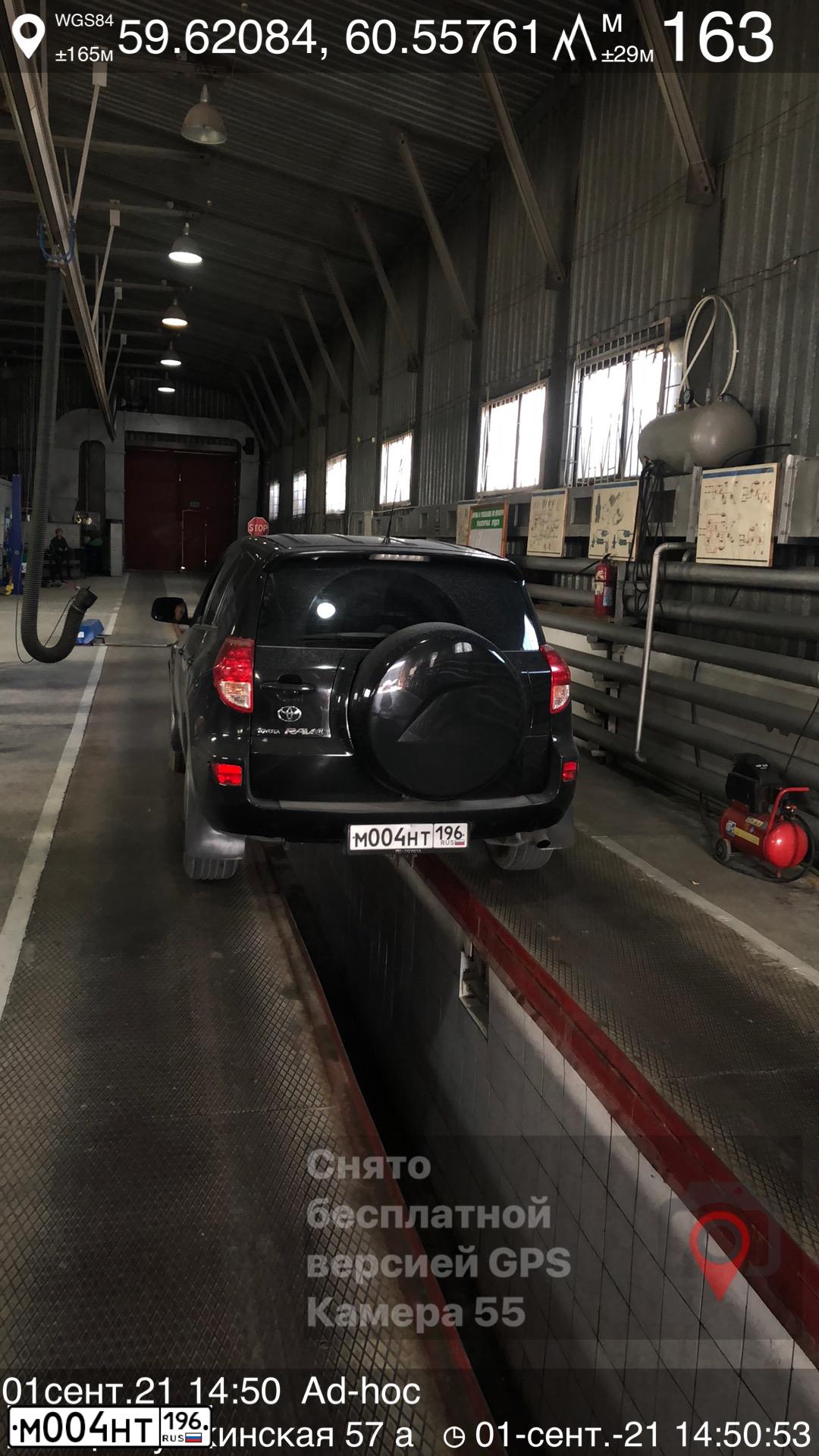 Фото автомобиля TOYOTA RAV4, 2006 — госномер М004НТ196. Цвет: ЧЕРНЫЙ