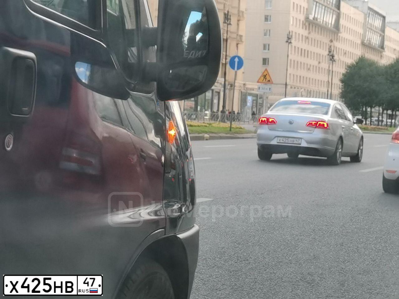 Фото автомобиля VOLKSWAGEN PASSAT, 2011 — госномер Х425НВ47