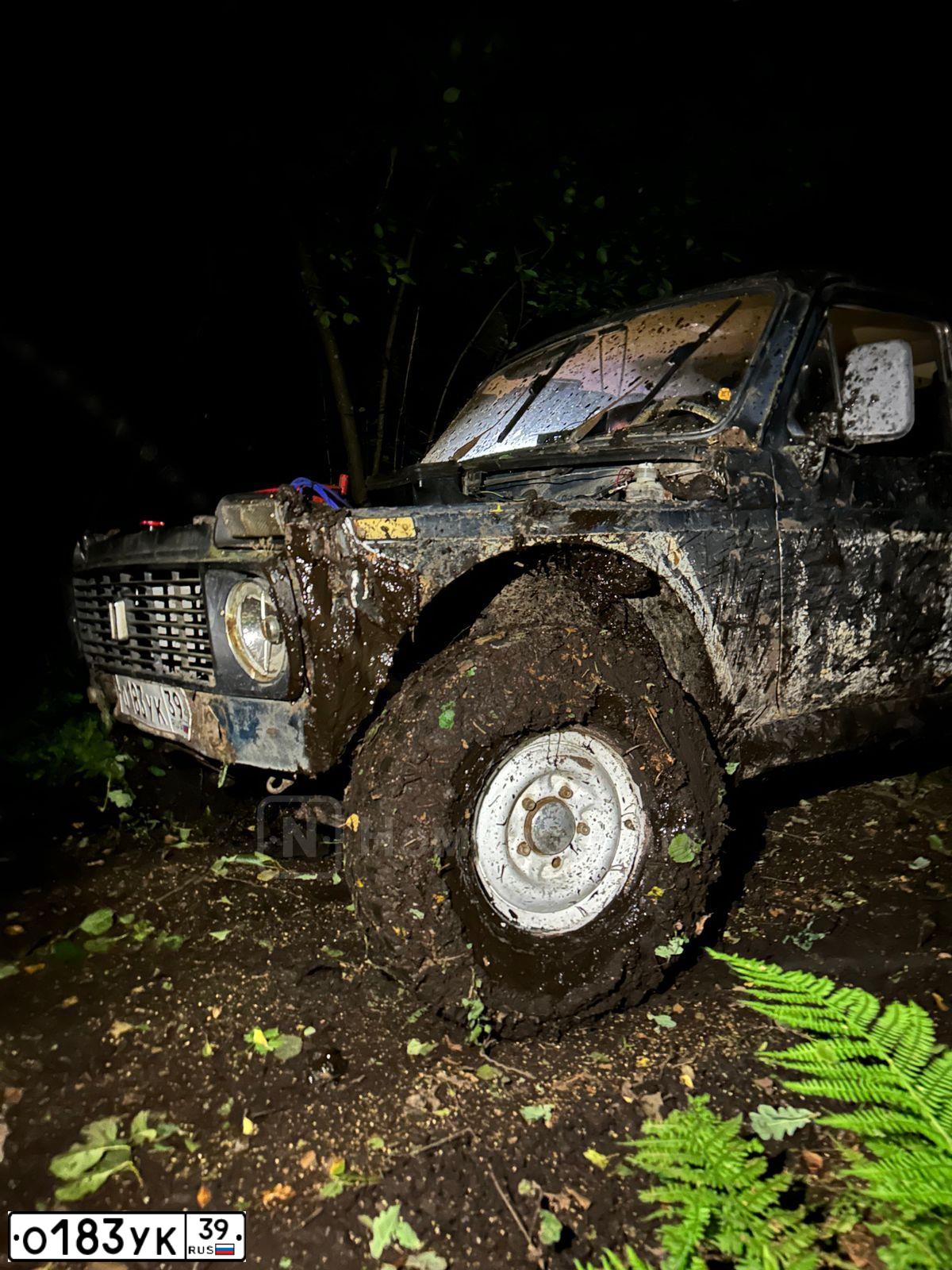 Фото автомобиля LADA 2121 NIVA, 1995 — госномер О183УК39. Цвет: ЗЕЛЕНЫЙ