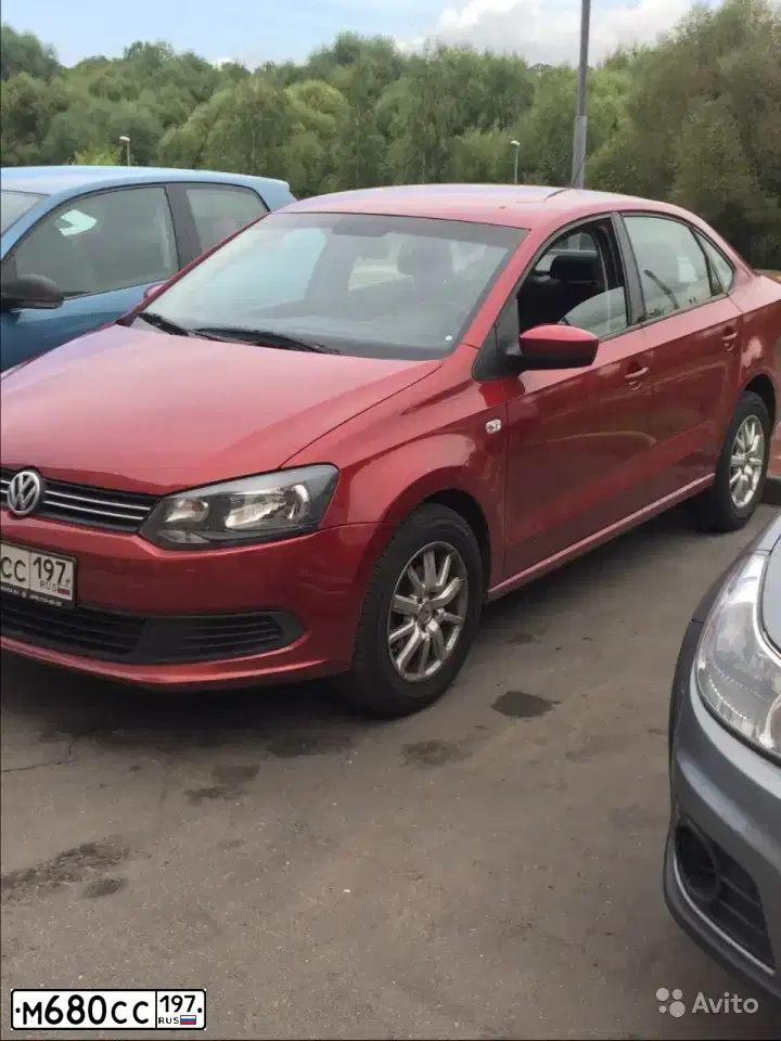 Фото автомобиля VOLKSWAGEN POLO, 2012 — госномер С983КМ39. Цвет: ВИШНЕВО-КРАСНЫЙ