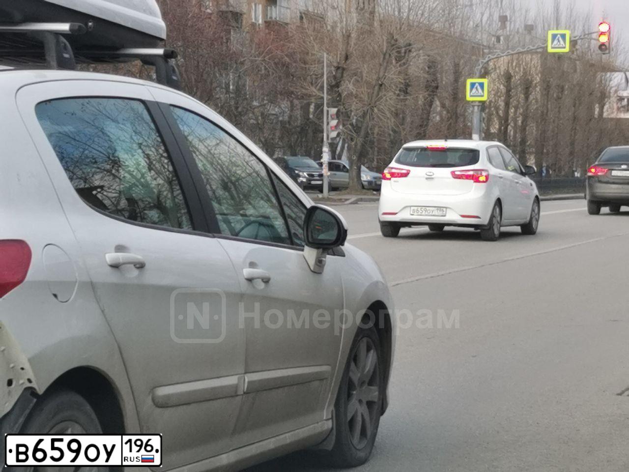 Фото автомобиля KIA RIO, 2014 — госномер В659ОУ196. Цвет: Белый