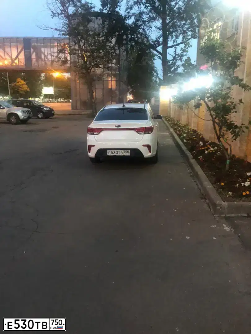 Фото автомобиля KIA RIO, 2018 — госномер Е530ТВ750. Цвет: Белый