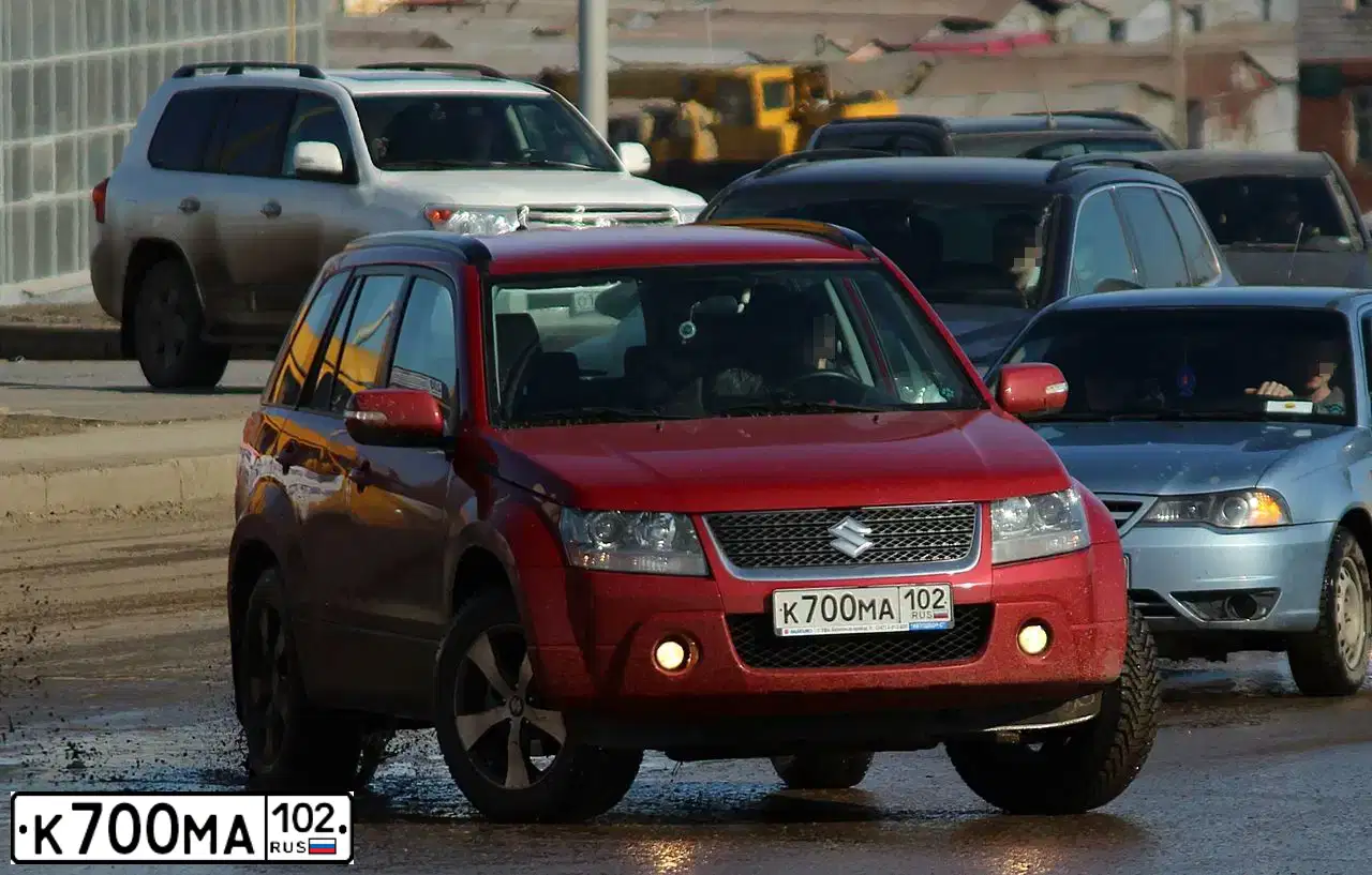 Фото автомобиля SUZUKI GRAND VITARA, 2011 — госномер Х448УМ102. Цвет: Красный