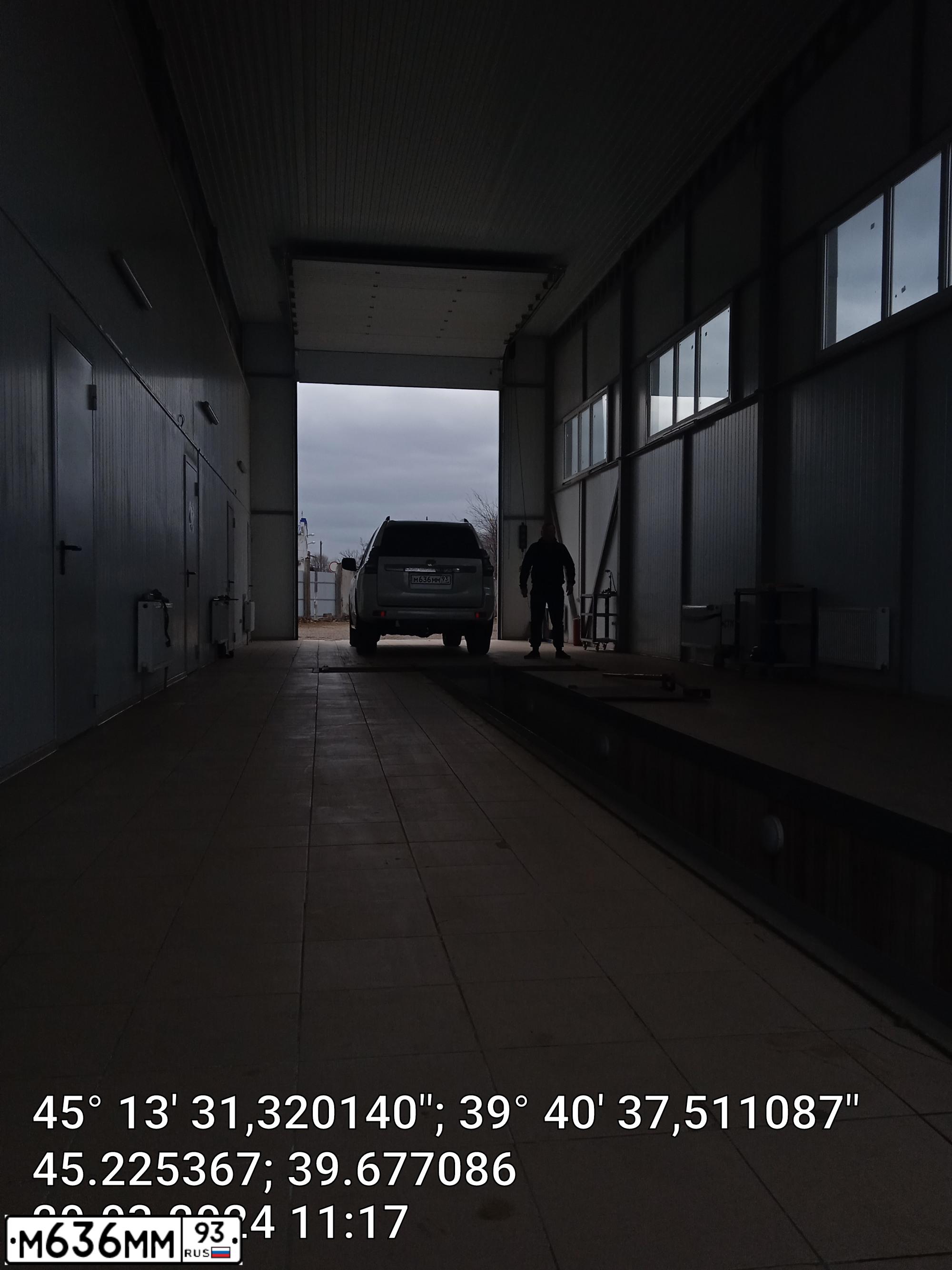 Фото автомобиля BMW 320I, 2014 — госномер Р624АВ180. Цвет: синий