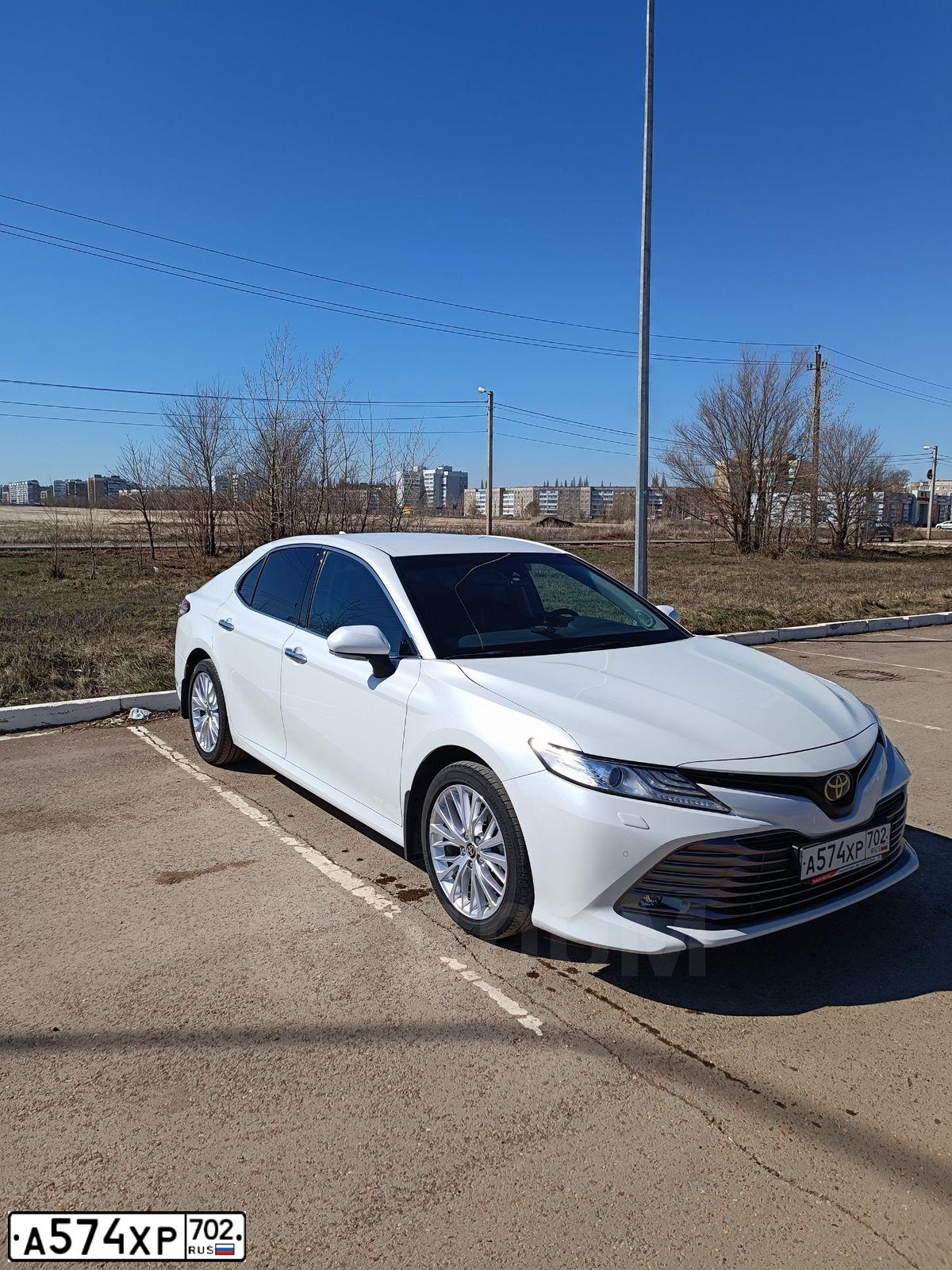 Фото автомобиля TOYOTA CAMRY, 2021 — госномер Т070ОМ790. Цвет: Белый