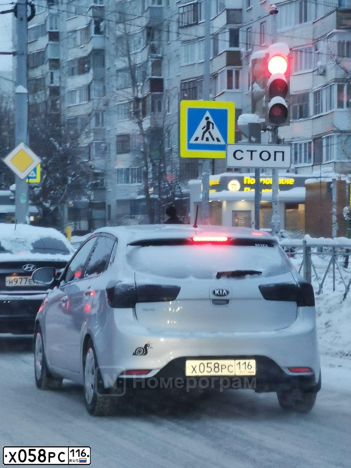 Фото автомобиля KIA RIO, 2016 — госномер Х058РС116. Цвет: серебристый