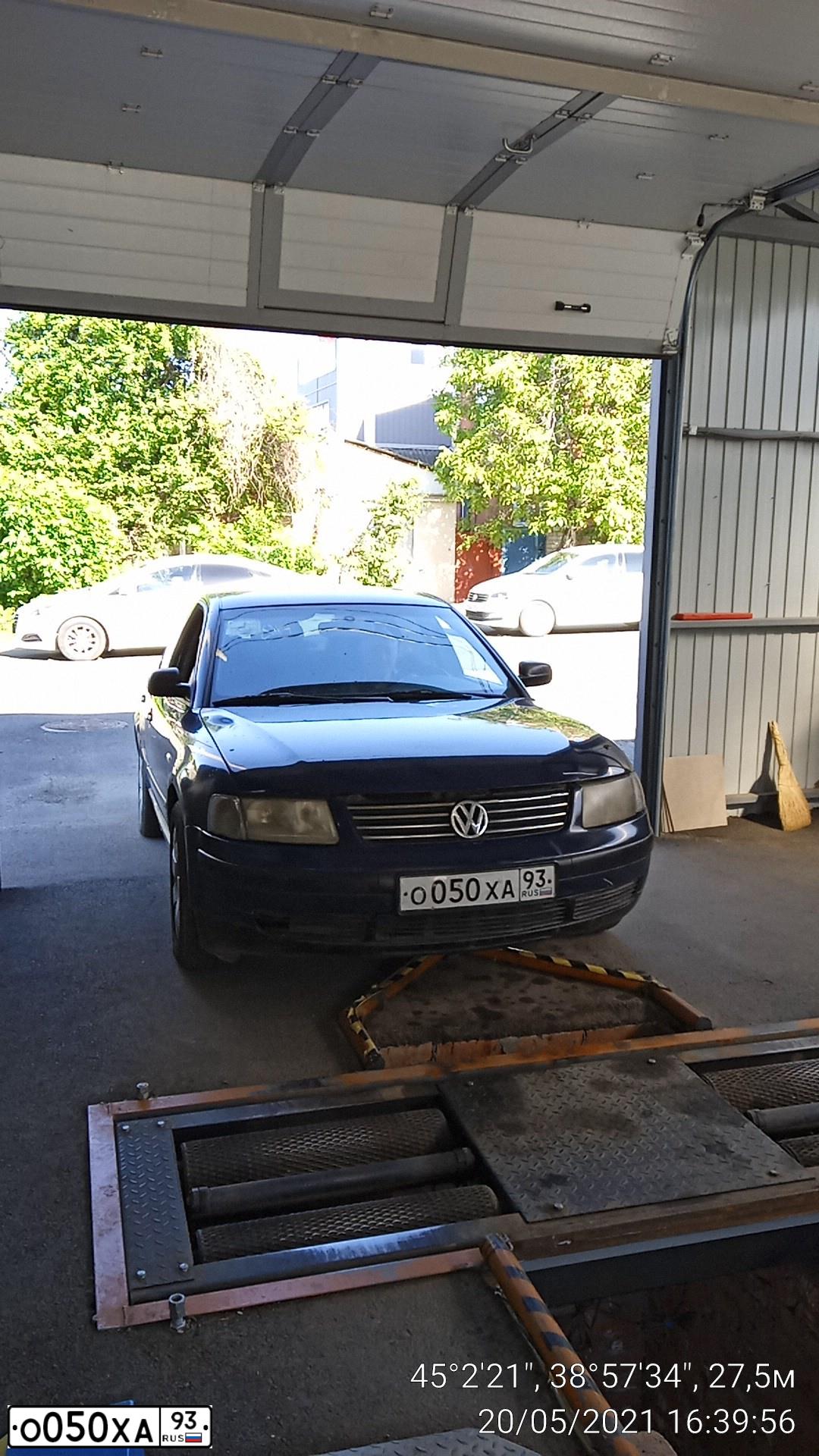 Фото автомобиля VOLKSWAGEN PASSAT, 2000 — госномер О050ХА93. Цвет: СИНИЙ