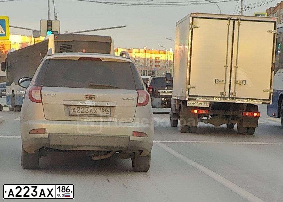 Фото автомобиля GEELY EMGRAND X7, 2014 — госномер А223АХ186. Цвет: серебристый