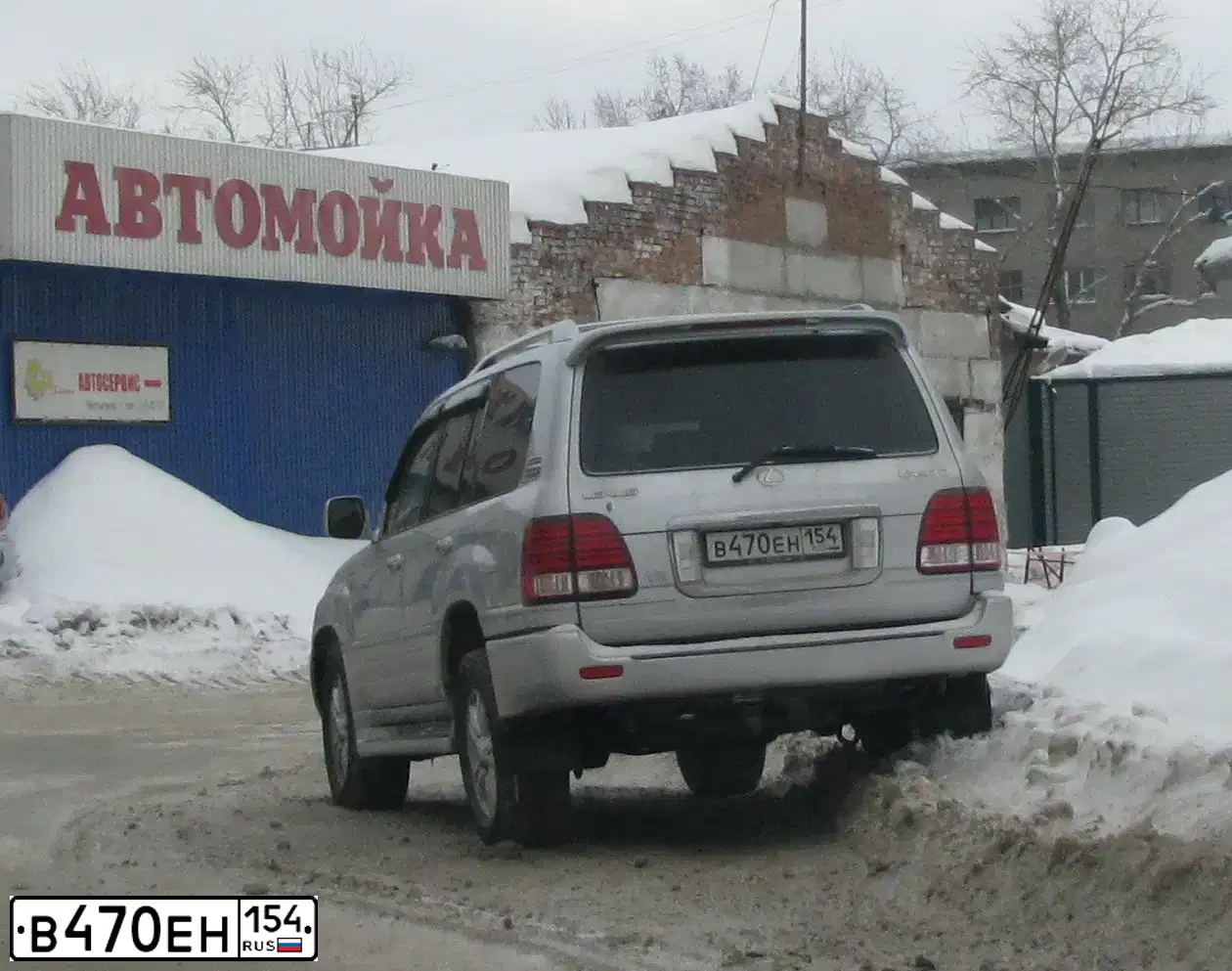 Фото автомобиля LEXUS LX, 2005 — госномер В470ЕН154. Цвет: СЕРЕБРИСТЫЙ
