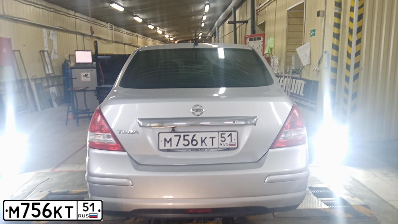 Фото автомобиля NISSAN TIIDA, 2008 — госномер В919ЕХ51. Цвет: серебристый